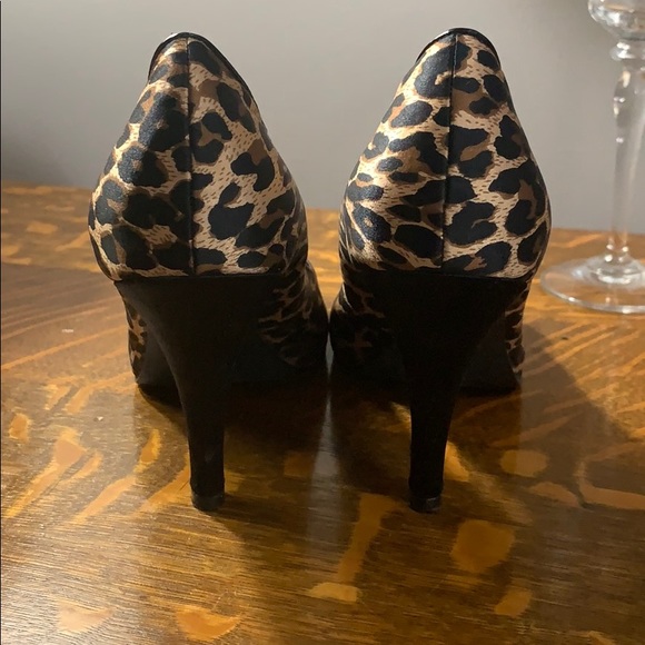 Platinum BP. Leopard print 3.5 inch heels w/ bow - Picture 4 of 5